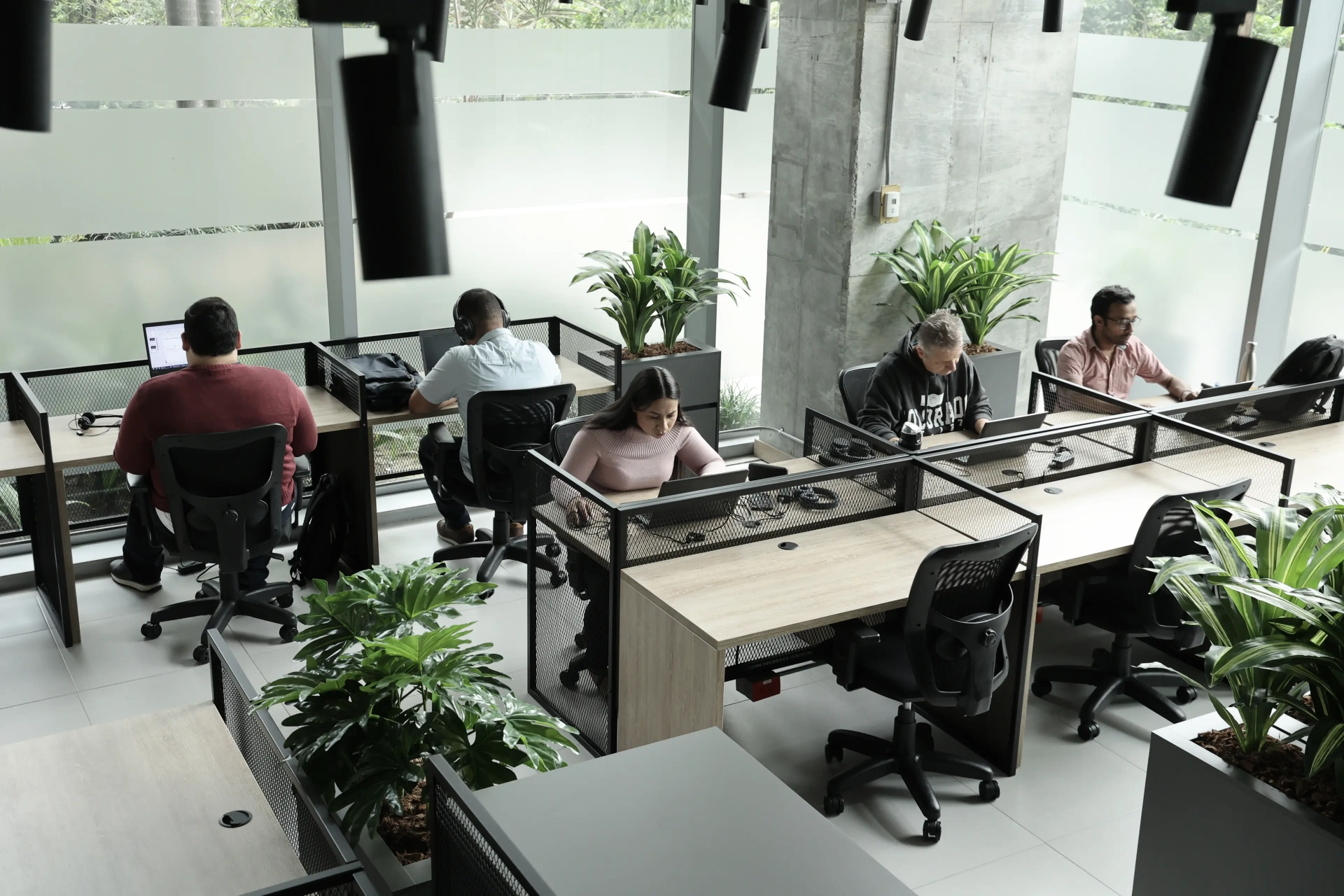 Equipo Finaipro Tech trabajando en las oficinas